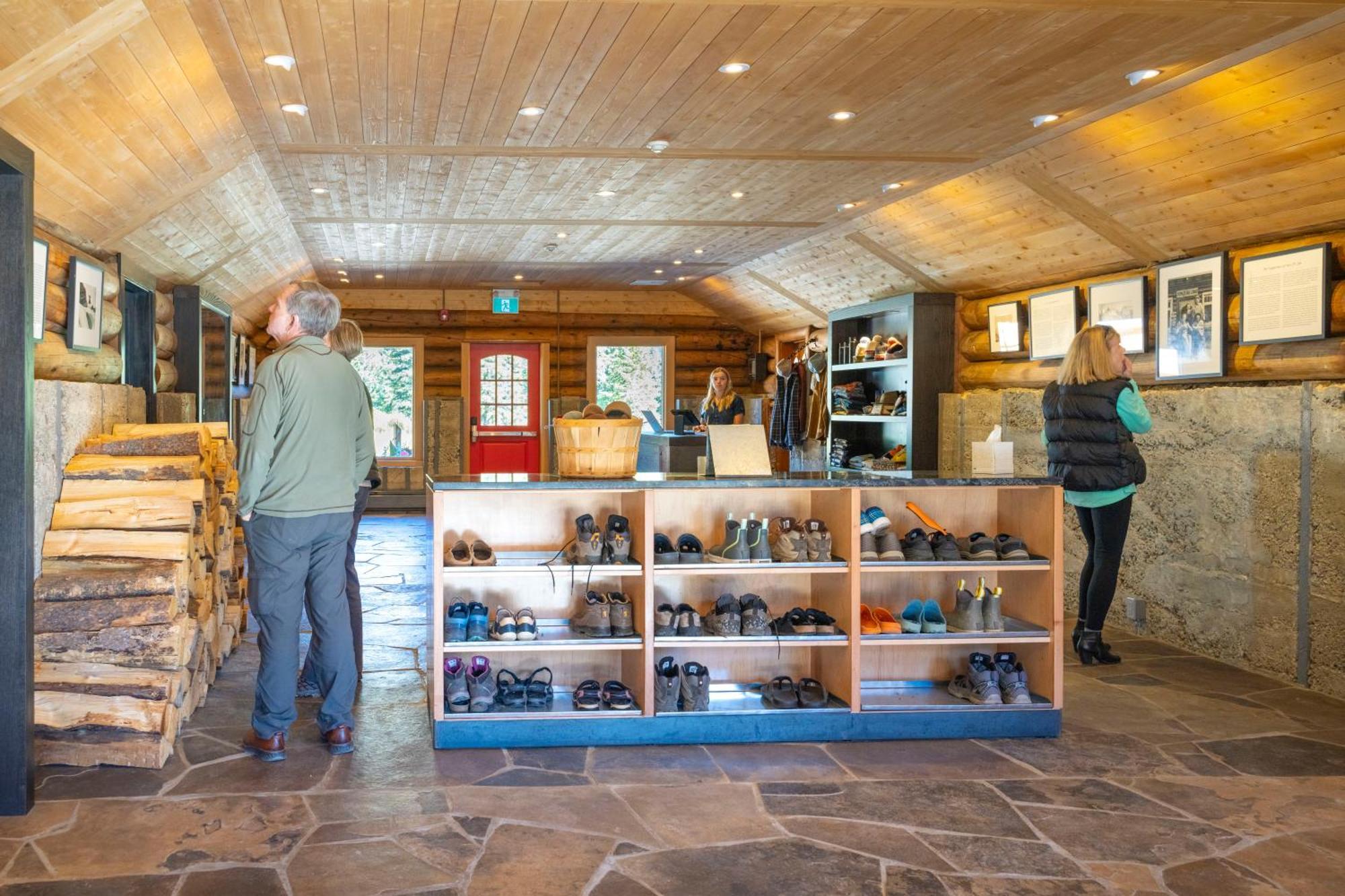 The Lodge At Bow Lake Lake Louise Exterior photo