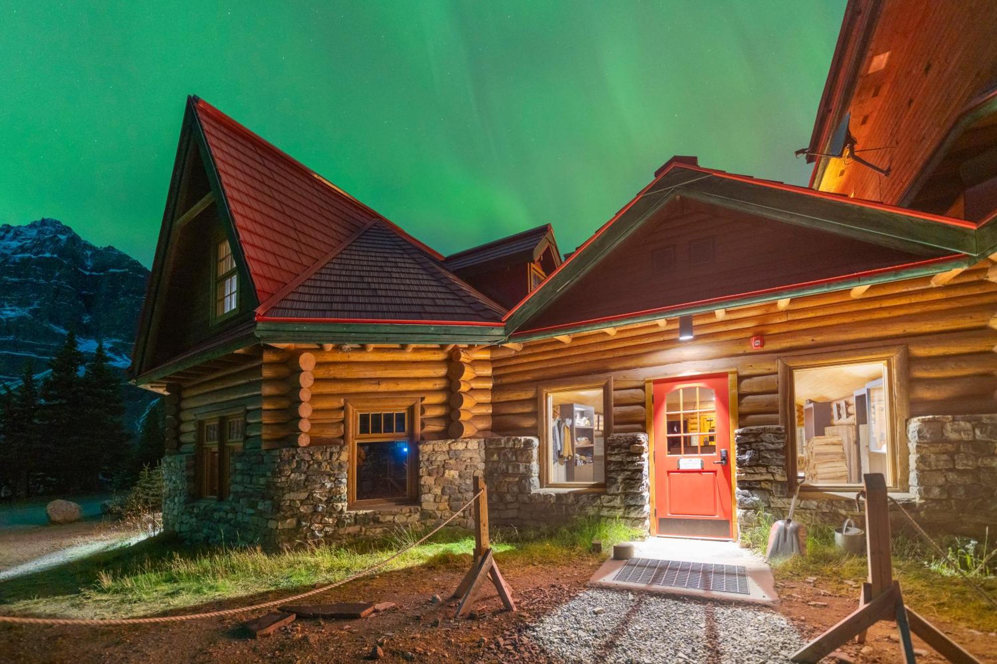 The Lodge At Bow Lake Lake Louise Exterior photo